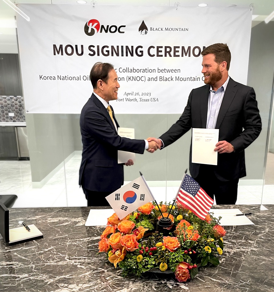 Rhett Bennett of Black Mountain and Dr. Dong S. Kim of Korea National Oil Corporation shake hands after signing the MOU
